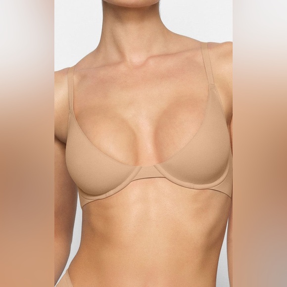 Skims Fits Everybody Plunge Bra in Color Oxide-New - Picture 1 of 6